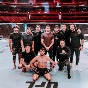 Yair Rodríguez Instagram - Las cosas no resultaron a nuestro favor ayer. Solo resta agradecer a Dios por permitirme salir sin heridas de gravedad ni lesiones. A todo mi equipo por mantenerse firmes a pesar de todos los altibajos y a todos ustedes que siempre me apoyan sin importar el perder o ganar un combate, con eso me quedo y con el amor y cariño que siempre me demuestra el público mexicano cada que vengo a pelear aquí. 
Sigo firme y pa delante, no puedo decir mucho ahora solo queda absorber lo que toque y a seguir luchando para un mejor futuro 💪🏼🙏🏽💯🇲🇽 gracias Mexico 🇲🇽 los amo c@brones!!!