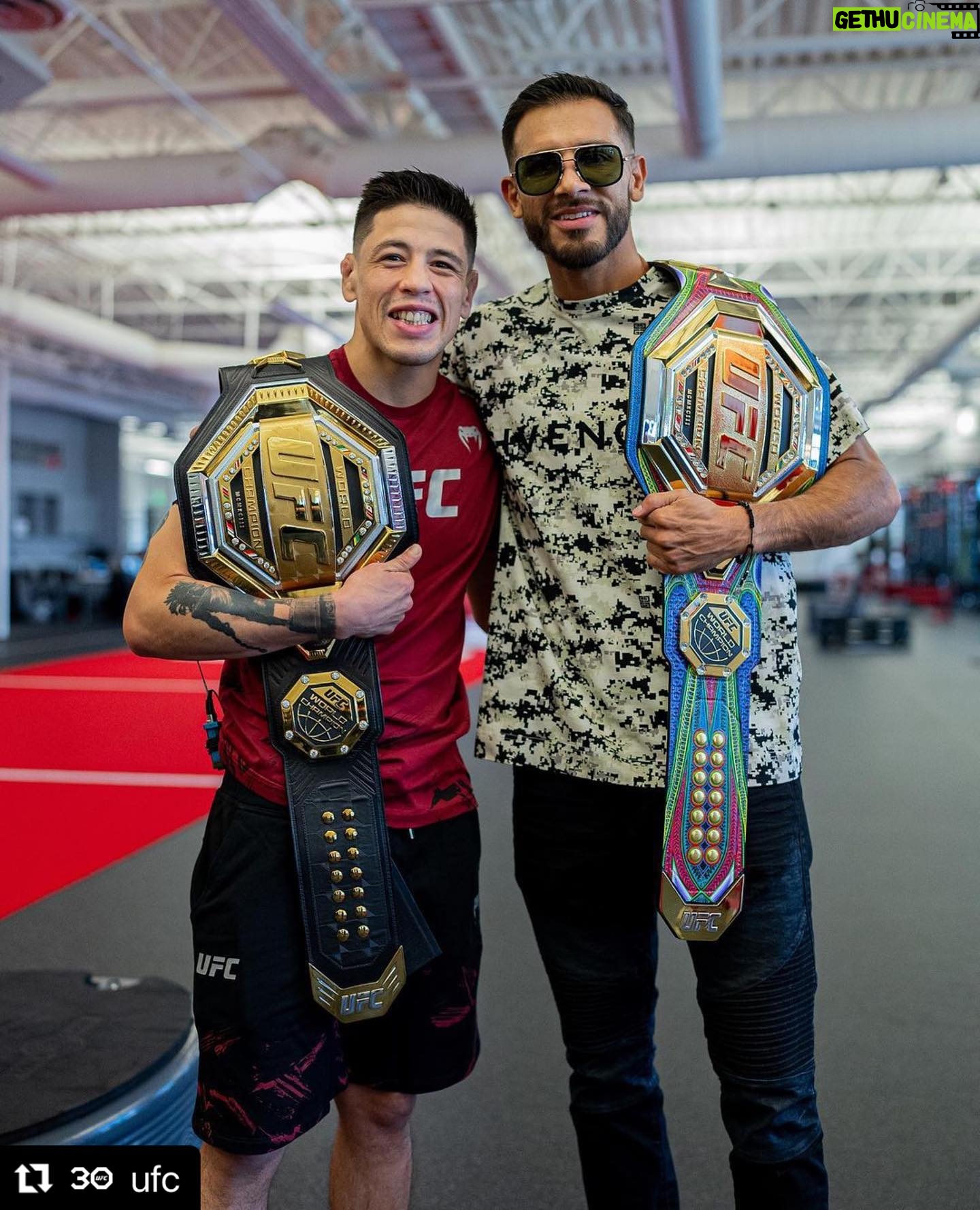 Yair Rodríguez - 109.5K Likes - Día de medios ✅
.
@ufc
・・・
Dos campeones 🏆🇲🇽🏆 #UFC290