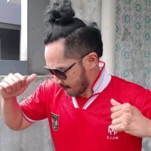 Yama Carlos Instagram - Yuk bisa yuuukk, KING INDO 💪💪💪
#yamacarlos #babamarco #airnations #actor #model #timnasindonesia #erickthohir #sepakbola #juara #kacamata #francnobel #pialadunia #pssi #pujituhan