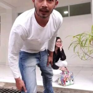 Yama Carlos Instagram - Aseeeiikk dikatain BANGKRUT sama orang-orang DUNGU, berarti secara gk langsung ngakuin duit eike banyak dooong...
Joged ANTI BANGKRUT dulu ahh...
😂😂😂

#yamacarlos #babamarco #airnations #actor #tiktok #viral #pujituhan