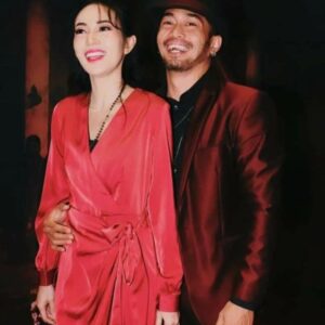 Yama Carlos Instagram - A KING CANT BE A KING WITHOUT THE STRENGTH OF HIS QUEEN ❤❤❤

🔥RAMBUT KAFAN🔥

OUTFIT : @sewajaspria 
PHOTO : @rudyjpank @rudymotret 

#yamacarlos #carinaivola #ceritayamacarina #airnations #actor #model #photography #fashion #babamarco #pujituhan