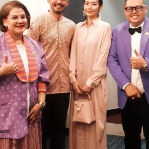 Yama Carlos Instagram - PUJI TUHAN, boleh bersukacita di PERAYAAN NATAL bersama IBU GEMBALA & BAPAK GEMBALA GBI ENSAMPLE
🙏🎄❤

#yamacarlos #babamarco #carinaivola #actor #airnations #natal #gbi #pujituhan