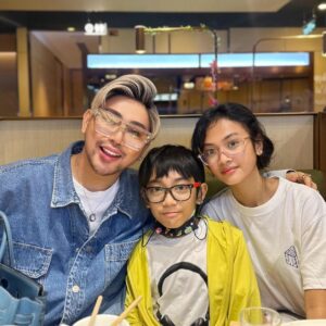 Yama Carlos Instagram - Halal bihalal di Hari Raya 🕺🙏🎉
#yamacarlos #carinaivola #ceritayamacarina #carendelano #actor #model #fashion #babamarco #lebaran #hariraya #pujituhan