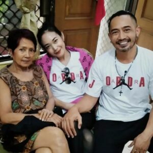 Yama Carlos Instagram - Menghadap Ibu Suri #mamah
❤❤❤
@carinaivola 

#yamacarlos #carinaivola #ceritayamacarina #babamarco #airnations #actor #mamah #mother #ibu #family #love #pujituhan