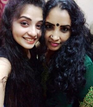 Yami Sona Instagram - Happy birthday 🥳to my wonderful mom❤️l love u Amma❤️😘