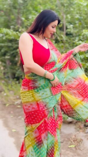 Yamini Malhotra Instagram - Kitna hai pyaar❤️ bata do fatafat se 🥰
.
#dheere #dheeredheere #kumarsanusongs #redsaree #sareereels #sareeblogger #sareeinfluencer #sareelovers #sareelover #sareeaddict #sareeswag #gurugram #gurugramwomen #gurgaonblogger #delhiblogger