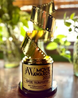 Yamini Yagnamurthy Instagram - Thank you @jfwdigital for this recognition 🙏🏽 I’m very honoured and thankful to have received this from @dirrajivmenon sir 😊🙏🏽 #jfwmovieawards2023 @thatswatitis, thank you and this is shared with you for the vision you’ve had for #saanikaayidham 🙏🏽 
@zayd.zolo88 @saifu.salam #akashgirish  @hey_karthi thanks to my team 💪🏽