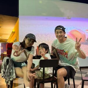 Yan-Ze Lu Instagram - 親子電影初體驗～
Finn寶第一次看電影就上手！
很久沒有跟太太一起進電影院看電影，
這次竟然還帶了小屁孩一起🤣
一起看腦筋急轉彎2
飲料、爆米花、創造我們的電影儀式感。