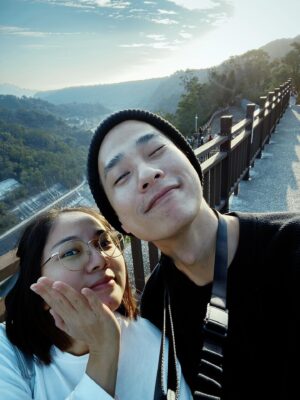 Yan-Ze Lu Instagram - 前世和今生的情人情人節快樂。
一起一步一步的前進吧❤️
最後一張是兒子拍的🤣