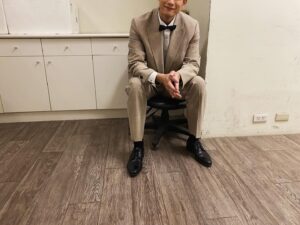 Yan-Ze Lu Instagram - 帥哥的Daddy。
圖片是Finn來探班，心血來潮叫他幫我拍照📷
-
今日故事是：
收工去吃晚餐的時候，Finn不斷地幫他的肚子追加芒果冰沙，大概到第四輪時（每一杯只用1/4杯不到）被我阻止。

「我在喝飲料，不要吵我啦！」
兒子帶點情緒的回應，
然後用他漂亮的雙眼向上瞪著我說

「我生氣了，我是浩克！」
嗯，稍早抓他陪我看復仇者聯盟，
現在學以致用了很棒。

「你是帥哥。」
我開始出招，因為這個小屁孩在探班時向我的同事自介說自己是帥哥。

「可是帥哥不會生氣欸，你有看過帥哥生氣嗎？」
我想繼續鬧他。

「有！」
然後他指著我。

「爸爸你現在在生氣！」
這個回應真的讓我笑了。

帥哥的Daddy，
當然是個帥哥啊！
😉
Btw我沒有生氣