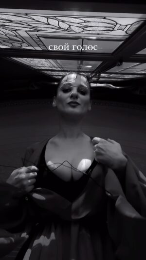 Yana Blinder Instagram - можно потерять себя в воспоминаниях о другом, в прошлом, в том, что не вернуть и в чём можно увянуть, был такой фильм «куда приводят мечты» когда мужчина спустился в ад за своей возлюбленной она его не узнала, там в нижних мирах морок, память теряется, он же лишь бы остаться с ней принял на себя это проклятие и пустился в объятия к забвению.. также и мы, когда отпускаем, пока последняя капля надежды не испариться.

В моей комнате шел дождь и каждая капля неубиваемая, засыхали все капли по-очереди и всегда складывалось ощущение, что вот-вот все они испортятся и наконец-то в моем сердце все слёзы остановятся и скажут «все». 

Я не хотела драмы, я не хотела боли, но я привлекла к себе эту историю и я тянула её… но сейчас когда мне легко, я создала эту аффирмацию, чтобы не забыть, что однажды забудется и станет снова главной любовью ТЫ, ты который есть у себя. 

И это самое главное, без нее мне было тяжело..
Жить с этим кино на фоне постоянно слышать наш голос, вспоминать моменты. 

Я дышу, я снова я, я не хочу опять туда. 

Сохраняй чтобы не забыть, не забываться.