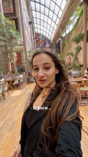 Yana Blinder Instagram - О Боги! Для меня Зураб Церетели - это не только икона, но и символический творец в моей жизни. 

Сегодня я и @aserina посетили ресторан @bagebi.rest.

И вот что я скажу! я каждый день вижу роскошь и богемность, наслаждаюсь лучшим искусством, работаю с артистами высшего класса и общаюсь с людьми, которые как и я стремятся к прекрасному. 

Я выросла в солнечной Испании и жила с видом на Sagrada Familia, знаю наизусть свои любимые буддийские монастыри в Катманду и питалась музыкой Danny Elfman, Phillip Glass и Enigma с самого детства. 

Я видела много уникальных человеческих душ, каждая из них меня вдохновляла ещё сильнее! 

Конечно, были и те, кто мог меня разочаровать и причинить боль.

Тем не менее, продолжаю верить в любовь и восхищаться красотой, восторгаться искренне, как ребёнок. 

Она всегда будет трогать мою душу и делать меня живой.

Хочу сохранить этот дар и всегда быть открытой для красоты, чтобы продолжать служить искусству и наслаждаться жизнью и хочу, чтобы все так могли. 

PS: Подставьте это аудио под любое видео с вашим изображением, потому что мои эмоции искренни.

Если вдруг вас тяготят эти "коридоры затмений" и ретроградные Меркурии, то просто посмотрите на закат, на солнце, на красивую картину и скажите: "О Боже, спасибо, что я живу". 

Здесь и сейчас - лучший момент в вашей жизни.
