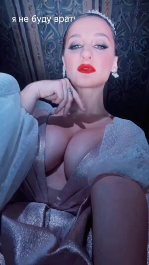 Yana Blinder Instagram - Больше никогда я не буду врать, что терпеть для меня - норма. Не буду врать, когда мне будут спрашивать «как дела?», не буду играть в самого сильного человека на этом свете. 

Именно через эту честность я буду транслировать себя, я ждала, когда снова смогу, сквозь слёзы и переживания, сквозь этапы пройти и вновь обнять себя. 

Я, я так ждала эту встречу с собой, ведь я все, что мне надо.