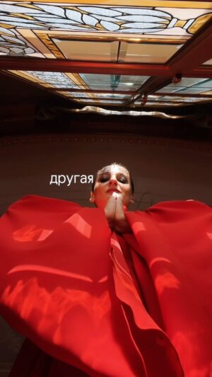 Yana Blinder Instagram - ПЕРЕЗАЛИЛА ВИДЕО! 

другая я не знала, что можно потерять себя. 
Моё минное поле - отношения, в которых мой выбор пал на тех, кто никогда не терпел мою слабость, хотя на фоне моей силы, была она малейшей. 

С сегодняшнего дня, я обещаю себе показывать её, а не только силу, чтобы со мной были те, кто принимают все стороны, как я. 

Многие знают что у меня нашли узлы на связках и сейчас я могу петь самые тихие песни и писать самые легкие мелодии.. это моя песня, она посвящается моим узлам и процессом из развязывания, развязывании всех узлов, которые меня держат. 

Мне снова легко и Я - мне надо. ❤️
