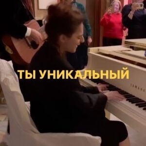 Yana Blinder Instagram - Уникальность, я хочу об этом говорить всегда.
О том, какую силу обретает тот, кто себя осознает и позволяет быть! 
Когда от человека исходит правда и мир покрывается в мурашках! 
Я хочу говорить о том, что, когда больно, творить добро - является лучшим лекарством, чтобы не терять времени на этой планете и успеть в любую минуту преобразовать ее во что-то прекрасное. 

Я говорю, не вовлекайся в чужие игры и в то, что говорят люди, я говорю просто, но, это целый путь и я рада, что могу им делиться теперь и помогать другим раскрыться.