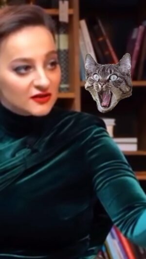 Yana Blinder Instagram - Правильный выход из конфликта - моя идея фикс! 

Нет-нет. Я никого не заставляю конфликтовать именно по этой схеме, где примирение и извлечение уроков неизбежны, хотя иногда очень хочется.

Мне больно, когда кто-то, став жертвой, не слышит мои слова и просьбы, и истолковывает их как обвинения!

Мне больно, что я не могу просто отпустить этого человека, если он мне дорог, и вместо того, чтобы вкладывать время и энергию исключительно в себя, я трачу время на объяснения того, что я имела в виду. 

Но для меня важнее результат, выводы и применение, чем то, что каждый останется при своём и будет точить зубы.

Я не стремлюсь к хорошим отношениям, я стремлюсь к “ясным отношениям”, где есть честность.

Обычно, если возникает недопонимание с кем-то, я ставлю предмет на пол и пока человек выражает свою точку зрения и то, как он интерпретирует этот конфликт, предмет, олицетворяющий его точку зрения, лежит ближе к партнеру. Затем, после того, как я его выслушала, я двигаю предмет ближе к себе и говорю: “А вот как это было для меня”. 

После этого предмет оказывается между нами по центру и начинается обсуждение: “А как это было для нас обоих?”. “Как мы можем это исправить?” 

Вчера я попробовала новое: партнер высказывается, и я не имею права сказать ни слова. Я просто записываю его основные проблемы, связанные со мной.

Иотог. Я поняла, что есть вещи, в которых мы на 100% не совпадаем с этим человеком! Но это не значит, что я буду отказываться от него. Я вижу эти проблемы, осознаю их и наши различия, и в этом принятии и ясности я решаю быть с ним или прекратить общение. 

Сейчас я решаю продолжать контактировать, но не в ущерб себе. Я устанавливаю связь с самой собой параллельно, на новых уровнях, и таким образом, принимая других, я принимаю себя и проявляюсь по-новому для себя.

Гармонии всем.

#wakeupcommunity @evgeniygavrilin 

#правильныйвыход #примирение #ясныеОтношения #конфликт #честность #понимание #саморазвитие #принятие #новыеУровни #янаблиндер