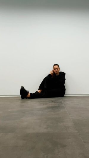 Yana Blinder Instagram - Во-первых, видео без обработки, учусь извлекать два три голоса одновременно, кто слышал как я «красиво» пою, пусть знает, что, я всегда ищу новые звуки и прокачиваю не красоту а разнообразность вокала, через такие поиски я нахожу те самые эстетические решения, которые вам так нравятся в моем голосе. 

А ещё, я так пищу когда мои ролики снова не залетают.