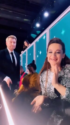 Yana Blinder Instagram - @nikolaibaskov и размышлением об экзорцизме вместе с Яной Блиндер, пусть именно так начнётся ваш вторник 😂

Будьте настолько собой, чтобы даже демоны вас боялись а светлые силы и энергии многопроявленности только и радовались и радовали вас ❤️

@tvshowvsevmeste 😂 самое масштабное вокальное шоу каждую пятницу на платформе «СМОТРИМ» & и на телеканале Россия 1

@e1darkhakimov ❤️ @weitmedia