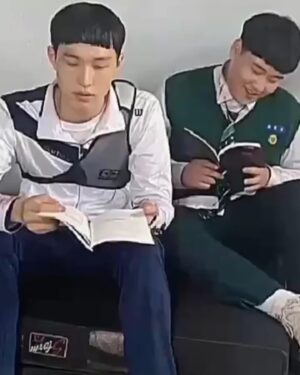 Yang Han-yeol Instagram - 대본보는 민재와 준성📖#지금우리학교는 #netflixkr #netflix #allofusaredead