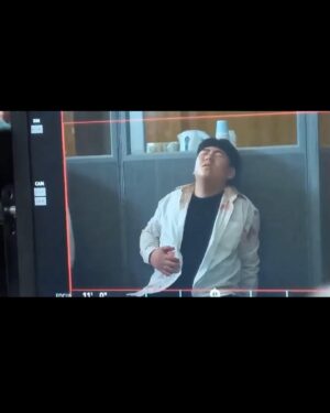 Yang Han-yeol Instagram - 아픈 준성이와 준성이를 간호해주는 민재#netflix #netflixkr #allofusaredead #지금우리학교는 🏫🧟‍♂️🏹🧹🩸