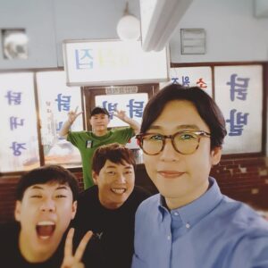 Yang Se-chan Instagram - 50년전통 우리동네맛집ㅋㅋ닭내장탕
세형이형이랑진호랑먹고나오는데 
우연히길에서연예인남창희씨를봤다
진호:안녕하세요팬인데사진같이찍자고하면실례겠죠?
창희:실례는무슨실내화죠(웃음)
세형:핵노잼인데요
세찬:사진어디안올리고 소장할께요
죄송해요남창희씨~~제가사진이잘나와서올릴께요
다음에 꼭술한잔같이해요~^^