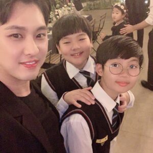Yang Seung-ho Instagram - 결혼 축하!!!! 윤이완이가 중학생이라니 ㅋㅋㅋㅋㅋㅋ #엠블랙 #승호 #지오결혼 #미르 #윤이완이 #A 
