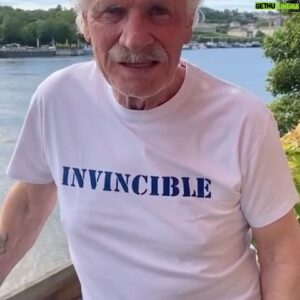 Yann Arthus-Bertrand Instagram - Chers amis,

Je vous invite à soutenir l’association @les_invincibles_au , qui œuvre avec détermination pour lutter contre la maladie de Charcot. 💪

Cette maladie est la plus fréquente des maladies du neurone moteur, touchant des milliers de personnes chaque année. Elle progresse très rapidement, réduisant l’espérance de vie des personnes touchées entre 3 et 5 ans à partir des premiers symptômes.

À ce jour, il n’existe aucun traitement curatif, c’est pourquoi il est crucial de poursuivre massivement la recherche. Pour cela, les chercheurs ont besoin de soutien financier. 🔬

👉 Pour aider la recherche et soutenir @les_invincibles_au dans leur mission, vous pouvez faire un don ou acheter les articles de l’association sur leur site internet, à retrouver dans la bio de leur compte Instagram.