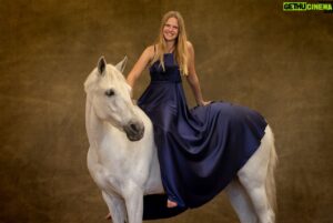 Yann Arthus-Bertrand Instagram - Je remercie le @harasdelacense et @lacensefondsdotation de m’avoir invité à installer mon studio photo le week-end dernier. Je vous invite à suivre leurs réseaux, et leur rendre visite pour découvrir leur méthode unique dans le monde.

Durant ces deux jours, j’ai pu photographier des chevaux hors du commun et capturer la relation extraordinaire que nous entretenons avec ces animaux nobles et majestueux.