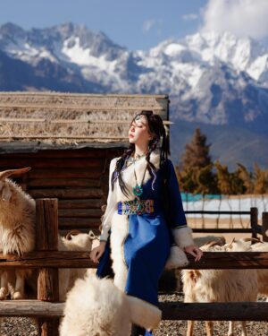 Yao Mi Instagram - 祝女神經快樂吧🐑

願各位
能有翻山越嶺的能力
擁有方向翱翔天際

雌雄同體的狀態
才是巔峰✊🏻

#2024Yaomi #38婦女節快樂