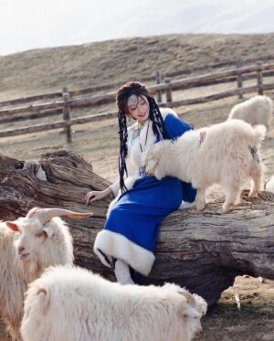 Yao Mi Instagram - 祝女神經快樂吧🐑

願各位
能有翻山越嶺的能力
擁有方向翱翔天際

雌雄同體的狀態
才是巔峰✊🏻

#2024Yaomi #38婦女節快樂