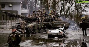 Yaroslav Amosov Instagram - Два різних життя…
Моє життя триває, я готуюсь до захисту титулу, але на фото є люди, чиє життя забрала війна. Під час підготовки я, звичайно, втомлююсь. Але коли мені важко я згадую ті дні в Ірпені. За майже 2 роки війна забрала життя декількох моїх побратимів. Я відкидаю думки про свою втому, тому що я знаю кому зараз важко в окопах.
Велика шана тим людям, які боронять нашу країну.
Не забувайте допомагати та донатити їм. Ви живі, тому що вони готові відати житя !!
Всім добра🙏
Слава Україні!