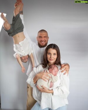 Yaroslav Amosov Instagram - Різниця між пацанами🤪😜 та дівчатами 👩‍🦰👼🏼
Вони для мене найкращі 🖤