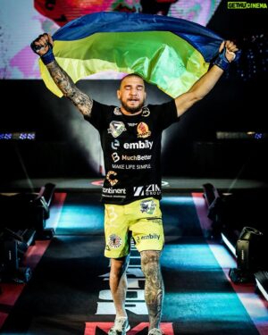 Yaroslav Amosov Instagram - З днем народження 🇺🇦

З днем державного Прапора !