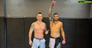 Yaroslav Amosov Instagram - Два різних життя…
Моє життя триває, я готуюсь до захисту титулу, але на фото є люди, чиє життя забрала війна. Під час підготовки я, звичайно, втомлююсь. Але коли мені важко я згадую ті дні в Ірпені. За майже 2 роки війна забрала життя декількох моїх побратимів. Я відкидаю думки про свою втому, тому що я знаю кому зараз важко в окопах.
Велика шана тим людям, які боронять нашу країну.
Не забувайте допомагати та донатити їм. Ви живі, тому що вони готові відати житя !!
Всім добра🙏
Слава Україні!