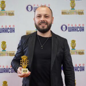 Yaroslav Sumishevskiy Instagram - Друзья, 26 апреля в Санкт-Петербурге в БКЗ «Октябрьский» прошел концерт лауреатов премии «Шансон года». 
В этот раз на концерте у меня было два дуэта: с @alexeypetrukhin_official и @kutidze_star 

Вместе с Тамарой Кутидзе мы исполнили нашу песню «Цветет черемуха», за которую снова получили золотой гриф, а с Алексеем Петрухиным - наш хит «Пластиночка». 

Хочу ещё раз выразить свою благодарность за то, что слушаете мои песни!