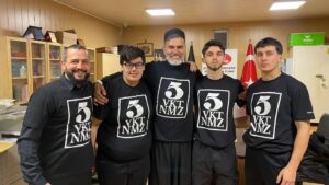 Yaşar Alptekin Instagram - Rabbim Almanya'daki konferansımda bana izah etmeyi, dinleyenlere istifade etmeyi nasip etti. O gecenin hatırasına 5VKTNMZ fotoğrafı çektirdik Almanya'daki tüm müslüman kardeşlerime selam olsun. #islam#namaz#ramazan#5vktnmz#konferans#almanya