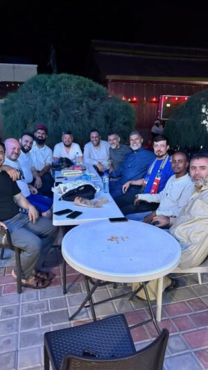 Yaşar Alptekin Instagram - Bu gördüğünüz adamlar varya çoluğunu çocuğunu hanımını 6000 kilometre ötede bırakıp sevdiklerinle bayramlaşmadan tamamıyla Allah rızası için buradaki müslüman kardeşlerimizi mutlu etmek için bütün bayram boyunca sıcakta canla başla çalışıp yoruldular ve şuanda yorgunluğun verdiği lezzeti muhabbetle paylaşiyorlar. Allah hepimizden razı olsun. Somali'den tüm müslüman kardeşlerimize selam olsun.