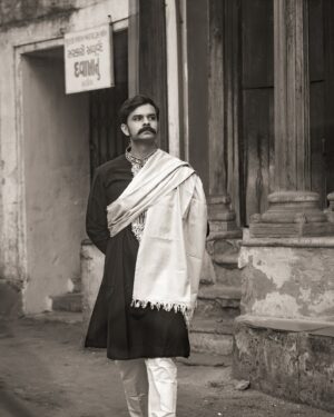Yash Soni Instagram - Ranjish- hi - Sahi … 

Photo series capturing @actoryash by @theabhivalera.
Assist by @meetpatel10 

#photoseries #story #storytelling #art #drama #actor #abhivaleraphotography #ahemdabad #yashsoni #vintage