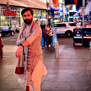 Yash Soni Instagram - નવરાત્રિ માં આપડા કુર્તા પહેરીને Times Square પર ફરવાની મજ્જા જ અલગ છે!

Kurta @thekurtacompany.india
Styled by @siddheshchauhan7 
Managed by @jannockfilmsllp