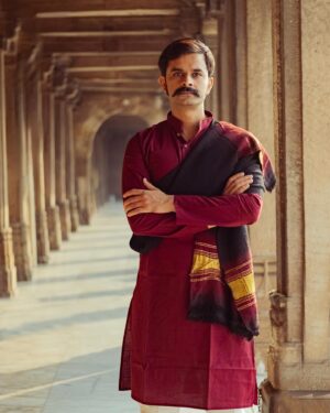 Yash Soni Instagram - एक शोर है मुझमे, जो काफी खामोश है। 

a photo-series by @theabhivalera