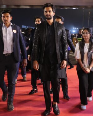 Yash Soni Instagram - From last night, thank you @filmfare and @gujarattourism for a beautiful evening.

Outfit designed and styled by @siddhesh_chauhan 

Hair @nicks_unisexsalon 
Clicked by @harshoza19 
Managed by @jannockfilmsllp 

#FilmFare #GiftCity
