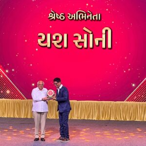 Yash Soni Instagram - It was a very special moment as my father received the prestigious State Award for Best Actor for our film ‘Fakt Mahilaao Maate’ from our honourable chief minister @bhupendrapbjp. Thank you @vaishalshah7 @jaybodas @parth__85 and to our whole team for trusting me.
 

ચિંતન બધુ સમજે છે!