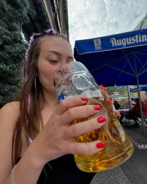 Yasmin Erbil Instagram - 🍺🍺🤭🪬