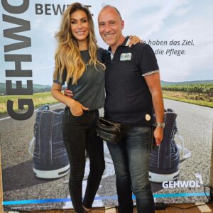 Yasmina Filali Instagram - Ich war wieder bei @gehwol_de eingeladen und durfte vor einer Gruppe von fantastischen Frauen (und einem Mann;-), einen kleinen Social Media Workshop geben. @gehwol_de ist nicht nur ein familiengeführtes Unternehmen mit dem reizenden @timorgvw an der der Spitze, sondern auch ein Unternehmen, welches es versteht jeden Gast im Handumdrehen als Familienmitglied fühlen zu lassen. Die Stimmung war so herzlich und ausgelassen, dass ich gerne noch einen Tag drangehängt hätte. Vielen Dank auch an @schlossbenkhausen für die Gastfreundschaft. Und ganz besonderen Dank an alle Mitarbeiter von GEHWOL, die eine so warme Herzlichkeit an den Tag legen, dass es mir immer ein Fest ist, bei Euch zu sein. Danke auch an die tollen GTC-Mitglieder, ihr seid großartig! #gtctag2024

@_nad_ine_85_ @oxanarutz @discoverinfinityblog @avdh05 #@yvonne_testet @gehwol_de @nettije @irchensbeautyecke @candlelight_testet @krissi_eulchen @bielefelderin89 
#schoenefuesse #womenempowerment