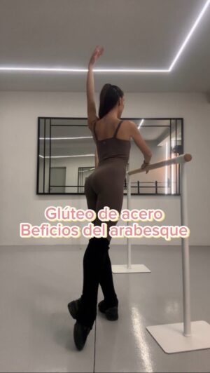 Yasmina Kerr Instagram - Glúteo de acero con el arabesque 🩰🔥 🍑 

Práctica estos tres movimientos:
1. Subir y bajar la pierna x8
2. Rebotitos x8
3. Flexionar y extender x8
Repite este mismo bloque de 4️⃣ a 8️⃣ repeticiones y súmalo a los ejercicios de este mes ( plié   tendu con punta y flex) 
Visualmente parece sencillo, pero como siempre digo, te animo a probar, a ir introduciendo nuevos ejercicios y a experimentar sensaciones nuevas. 

Aprovecha sus beneficios 🚀
Enséñame tus movimientos y te ayudo a mejorar ♥️

#action #healthylifestyle #balletworkout #lifestyle