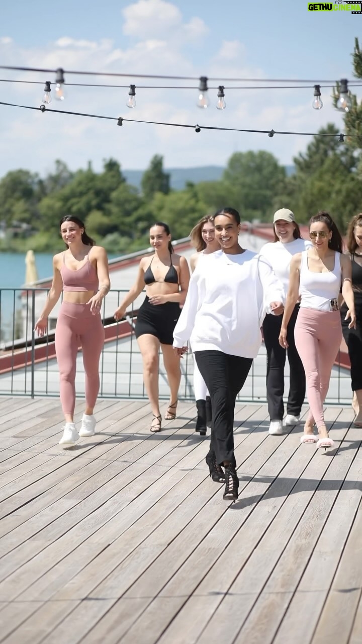 Yasmine Taty - 3 Likes - ~ Čavte kamošiii 😄✌🏾 ! Takto vyzeral event @supershape.sk, ktorý už od piatka začína letnú výzvu !
~ Ja som mala tú česť baby naučiť zase aj niečo tanečné a sexyyy ! Čiže ĎAKUJEM @supershape.sk !
A ak aj ty váhaš, že by si prišla na hodinu tanca, tak neváhaj a prídi si so mnou zatancovať. Zabavíš sa😘, odreaguješ a naberieš aj nejaké to sebavedomie (nie kilá 😄 ) ! Teším sa na teba ! 🩷😉😉