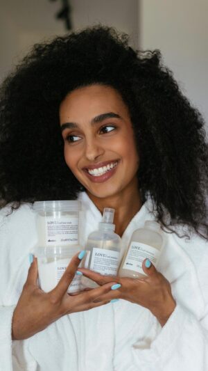Yasmine Taty Instagram - @yasmine_taty a rada LOVE CURL je jednoducho 💙

Pravidelným používaním nasledovných produktov z rady LOVE CURL dosiahnete rovnako krásne a zdravé kučery aj vy! ☘️

💚 LOVE CURL šampón - Ideálny pre vlnité a kučeravé vlasy na zvýšenie ich pružnosti. Zloženie je charakteristické jemnou a krémovou penou, ktorá jemne umýva vlnité a kučeravé vlasy, dodáva im lesk a objem. 

💚 LOVE CURL kondicionér - Rovnako ako šampón, kondicionér zvyšuje pružnosť a lesk vlnitých a kučeravých vlasov. 

💚 LOVE CURL maska - Má extra vyživujúcu a hydratačnú silu. Dodáva intenzívnu jemnosť, výživu a hydratáciu veľmi pevným a nepoddajným vlasom. 

💚LOVE CURL revitalizér - Jedná sa o revitalizačnú kúru pre zvlnené alebo kučeravé vlasy. Revitalizujúci sprej kontroluje objem s anti-frizz efektom. Bohatý na bielkoviny, vitamíny B a E, poskytujúce pružnosť a objem. 
(Aplikujte na suché vlasy zo vzdialenosti asi 10-20cm. Neoplachujte.)
.
.
.
Všetky produkty Davines sú vyrobené z prírodných zložiek a skutočne udržateľné. Zakúpiť ich vieš v každom Davines salóne alebo na e-shope www.haircentrum.sk.🌍
.
.
.
#vlasy #vlasovakozmetika #udrzatelnost #sampon #davines #vlasykorunakrasy #kozmetika #uces #vlasovastarostlivost #vianoce #udrzatelnost #vlasovedoplnky #krasa #zdravevlasy #dnescesem #krasnevlasy #dlhevlasy #kadernik #kadernictvo #kadernicka #dnescesem #vlasoveucesy #davines #kadernictvanaslovensku #slovensko #kadernictvabratislava