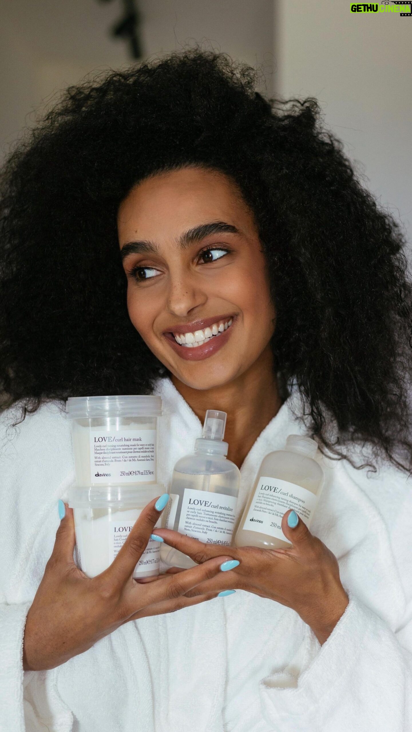 Yasmine Taty - 67 Likes - @yasmine_taty a rada LOVE CURL je jednoducho 💙
Pravidelným používaním nasledovných produktov z rady LOVE CURL dosiahnete rovnako krásne a zdravé kučery aj vy! ☘️
💚 LOVE CURL šampón - Ideálny pre vlnité a kučeravé vlasy na zvýšenie ich pružnosti. Zloženie je charakteristické jemnou a krémovou penou, ktorá jemne umýva vlnité a kučeravé vlasy, dodáva im lesk a objem.
💚 LOVE CURL kondicionér - Rovnako ako šampón, kondicionér zvyšuje pružnosť a lesk vlnitých a kučeravých vlasov.
💚 LOVE CURL maska - Má extra vyživujúcu a hydratačnú silu. Dodáva intenzívnu jemnosť, výživu a hydratáciu veľmi pevným a nepoddajným vlasom.
💚LOVE CURL revitalizér - Jedná sa o revitalizačnú kúru pre zvlnené alebo kučeravé vlasy. Revitalizujúci sprej kontroluje objem s anti-frizz efektom. Bohatý na bielkoviny, vitamíny B a E, poskytujúce pružnosť a objem.
(Aplikujte na suché vlasy zo vzdialenosti asi 10-20cm. Neoplachujte.)
.
.
.
Všetky produkty Davines sú vyrobené z prírodných zložiek a skutočne udržateľné. Zakúpiť ich vieš v každom Davines salóne alebo na e-shope www.haircentrum.sk.🌍
.
.
.
#vlasy #vlasovakozmetika #udrzatelnost #sampon #davines #vlasykorunakrasy #kozmetika #uces #vlasovastarostlivost #vianoce #udrzatelnost #vlasovedoplnky #krasa #zdravevlasy #dnescesem #krasnevlasy #dlhevlasy #kadernik #kadernictvo #kadernicka #dnescesem #vlasoveucesy #davines #kadernictvanaslovensku #slovensko #kadernictvabratislava