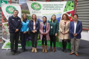 Yasna Provoste Instagram - Muy buenas noticias para la agricultura atacameña 🍇🍇
El #ProtocoloSystemsApproach ya empieza a ser realidad‼️
Gracias al acuerdo entre los Gobiernos de Chile 🇨🇱🇨🇱 y Estados Unidos 🇺🇸🇺🇸, y al trabajo  principalmente de nuestros productores pequeños y medianos, nuestra uva de  mesa podrá responder a los más exigentes estándares de calidad del mercado norteamericano, al eliminar la fumigación en el proceso de producción. 
Agradecemos la presencia en ceremonia de anuncio de este gran acontecimiento, del Ministro de Agricultura @estebanvalenzuelavt, de la Embajadora de USA en nuestro pais #BernadetteMeehan, de la Subsecretaria de Relaciones Económicas Internacionales de Cancillería @clausanhueza_ , y de los dirigentes de las principales organizaciones de productores agrícolas de Chile, quienes desde su rol, se la jugaron por sacar adelante el protocolo. 
Destacar muy especialmente el aporte de los Senadores de Atacama @yasnaprovostecampillay @senador.rafaelprohens, que jugaron un rol clave para destrabar las conversaciones a nivel de Cancillería, lo que posibililitó que se cerrara el acuerdo.
Como @goreatacama, junto con @corfoatacama, aportamos con los recursos para los trabajos de habilitación del sitio de inspección, en empresa @unifrutti_chile.
Un reconocimiento especial al trabajo y perseverancia de @apeco.cl, pilar fundamental para el logro de este gran objetivo.
Trabajando en alianza, potenciando la red de colaboración, seguimos avanzando 🤝🤲🙌
@minagricl @coreatacama @frutasdechilecl @fedefrutafg 
@alejandranarvarez