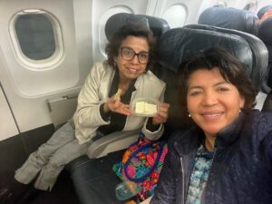 Yasna Provoste Instagram - Llevamos como una hora esperando saber si el vuelo parte o no a Atacama!!!🫠

Al menos con quesito de cabra que me compartió la ministra de Minería mientras esperamos saber si sale o no sale el vuelo a la región!!! (Me la acabo de encontrar en el avión😅)
Les recuerdo que terminamos las jornadas legislativas entre Santiago y Valparaíso para ahora comenzar la semana de trabajo en nuestros territorios.
